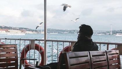 九游游戏中心下载-社交媒体热议：谁是本赛季最耀眼的车手？