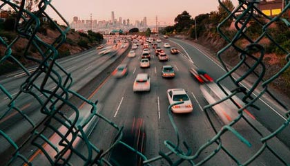 九游游戏中心下载-社交媒体热议：谁是本赛季最耀眼的车手？