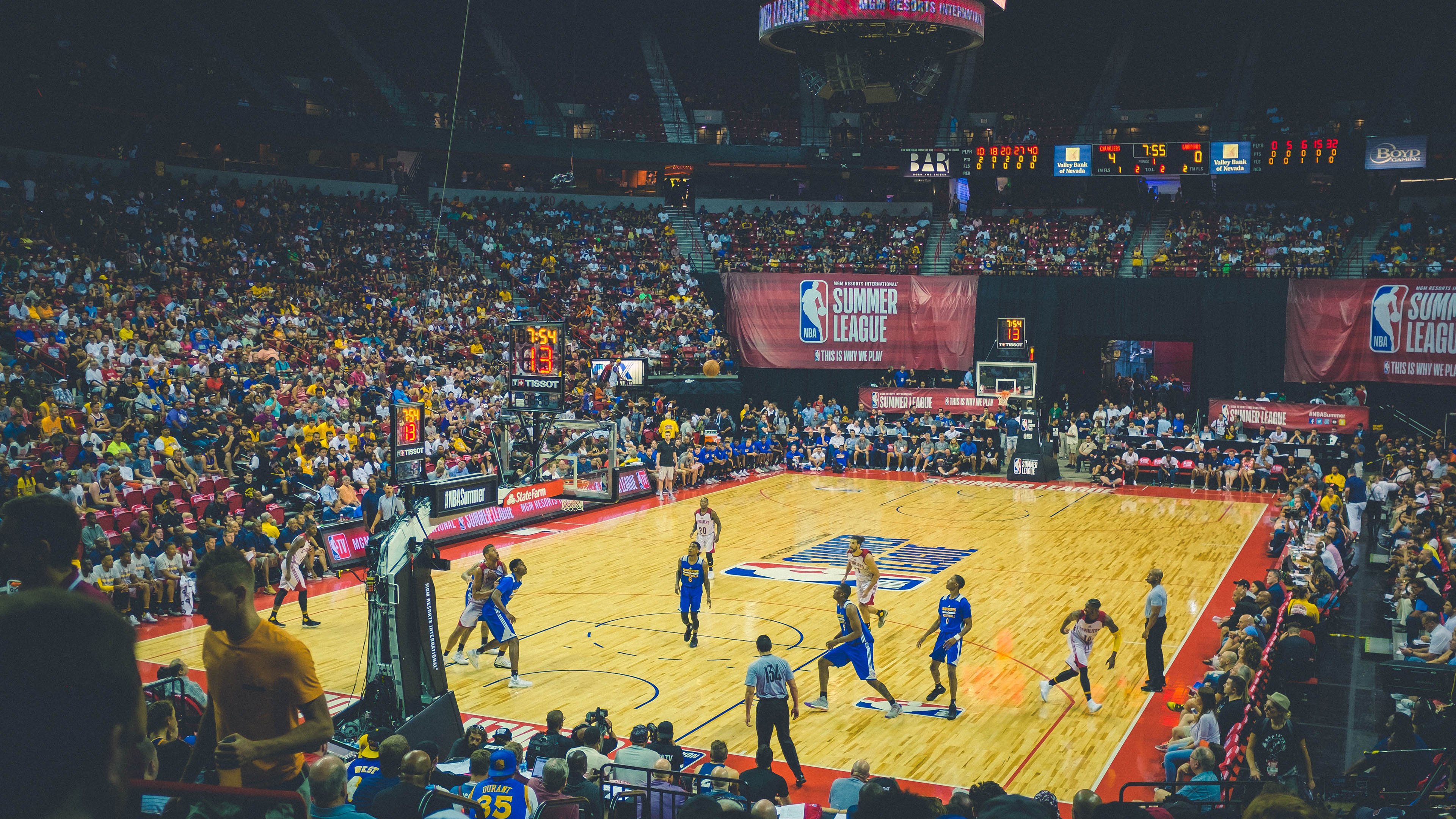 九游下载电脑版官网-《电竞产业链深入：从硬件到媒体全覆盖》，电竞的产业链